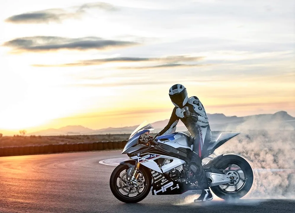 BMW HP4 RACE (3)